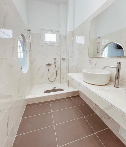Danae Villa - image 2