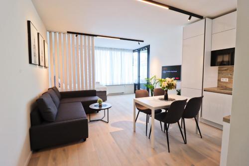 Sunny Apartment in Smichov, Prague 5, Praga