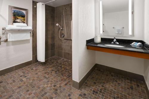 Hilton Garden Inn Milford - image 2