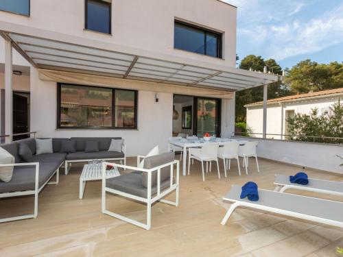 Holiday Home Sa Riera White on the Beach by Interhome