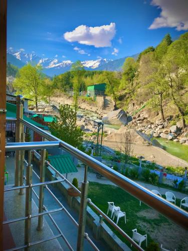 Kilátás, 1000 négyzetméteres, 18 hálószobás Apartman 18 fürdőszobával Jagatsukh területén (The Avenue Hotel , Manali ( River Side Hotel  )) in Simsa Falu