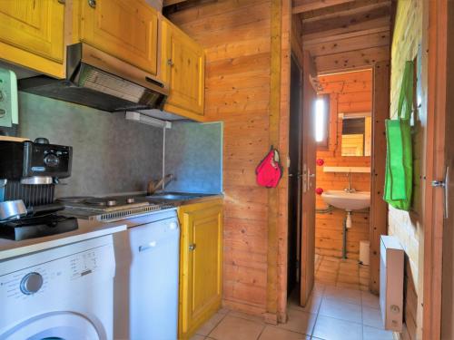 Chalet Cottage du Lac by Interhome in Camps-Saint-Mathurin-Léobazel