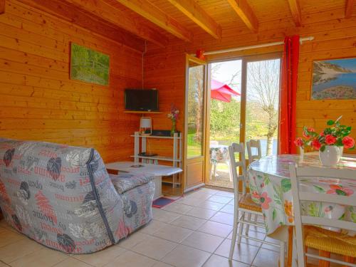 Chalet Cottage du Lac by Interhome in Camps-Saint-Mathurin-Léobazel