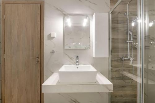 Koukaki 2BR Apartment by UPSTREET - image 4
