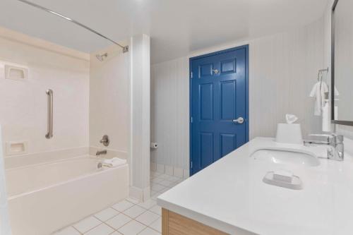 Wingate by Wyndham Greensboro - image 2
