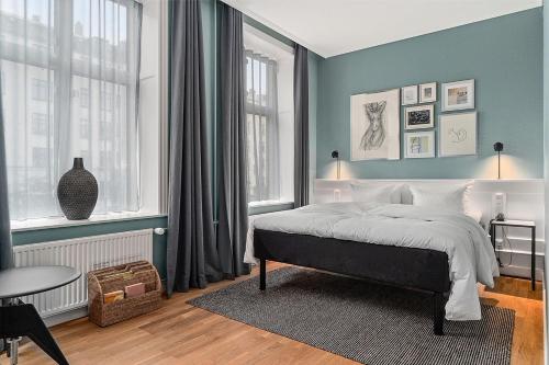 Small Double Room image 4