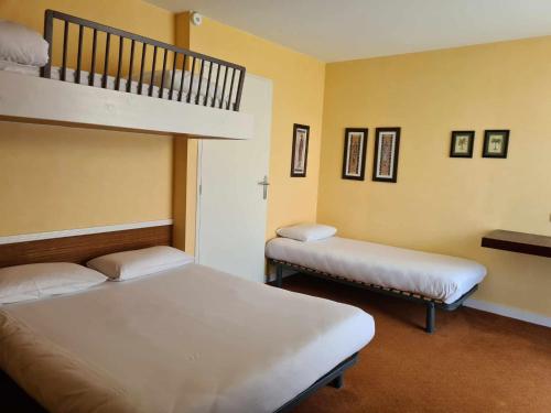 1 double bed, 1 twin bed, 1 bunk bed