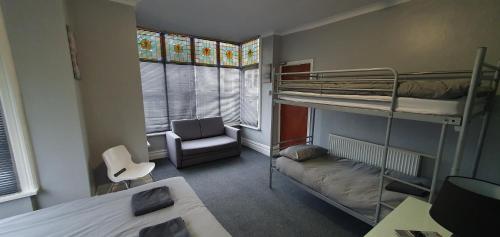 Three-Bedroom Suite room in Blackpool North Close to Station - With Free Car Parking