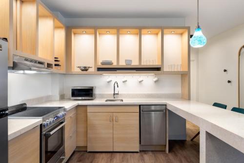 TownePlace Suites by Marriott Geneva at SPIRE Academy - 주방