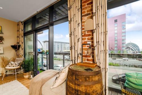 Luxury Huge Modern Open Plan 2Bedroom Flat - Free Private Parking & Balcony located at the OVO Hydro and SEC Centre