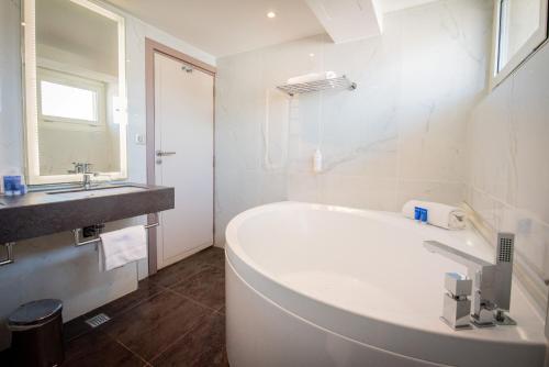 Deluxe Double Room image 2