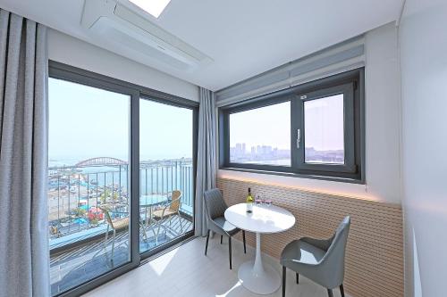 World Sky Residence Hotel near Sokcho Jungang Market