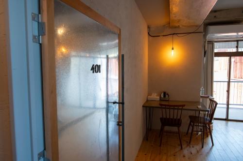 共用シャワーとトイレ 廃ビルリノベのデザイナーズホステル Cabin