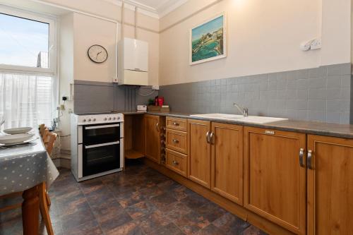 Connaught House - Central Location Near the Beach - image 5