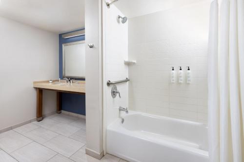 Fairfield Inn & Suites by Marriott Key West at The Keys Collection - image 6