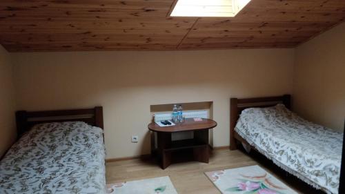 2 twin beds