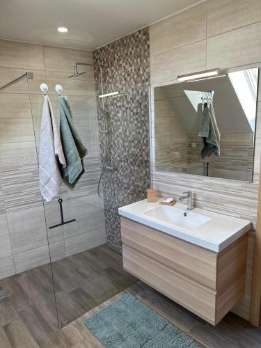 Zuhanyzó, Vila Šenčur (Vila Sencur) near Ljubljanai repülőtér