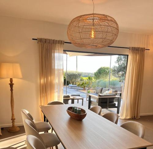 Charmante Villa, 10pers, clim,piscine,grand jardin in Pougnadoresse