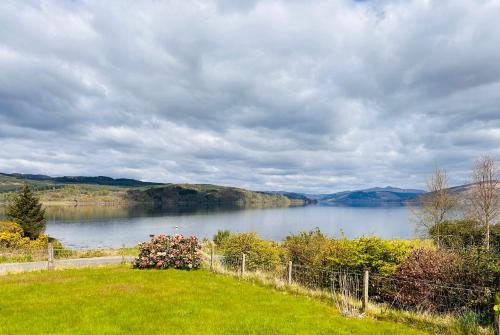 Вид, The Cottage, overlooking Loch Fyne in Керндоу