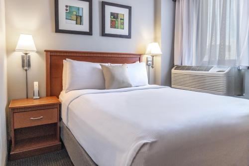 One Queen Suite room in Hôtel Saint-Laurent Montréal