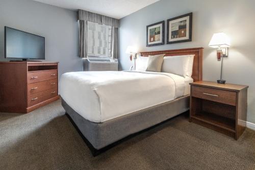Queen Room with Mobility Accessible Tub
