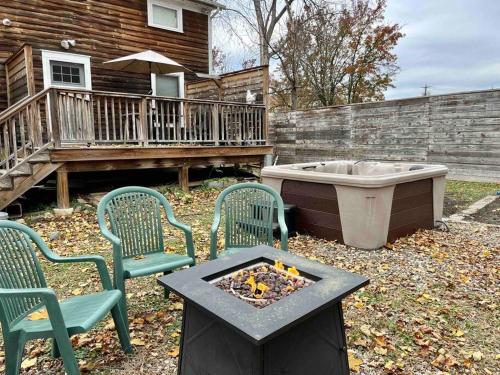 Goshen House: hot tub, fenced yard, by downtown in Goshen, USA