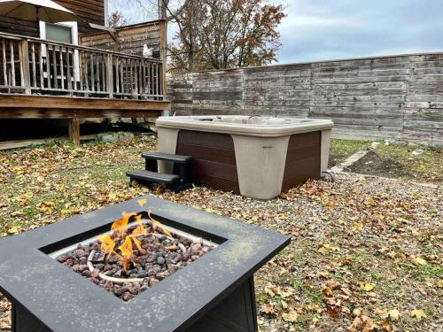 Goshen House: hot tub, fenced yard, by downtown in Goshen, USA