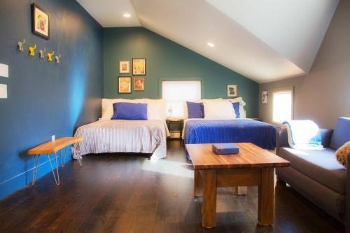 Goshen House: hot tub, fenced yard, by downtown in Goshen, USA