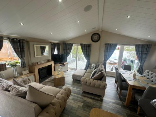 Indulgence lakeside lodge i1 with hot tub, private fishing peg situated at Tattershall Lakes Country Park