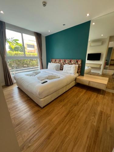 Grande Caribbean Condo by Somphong