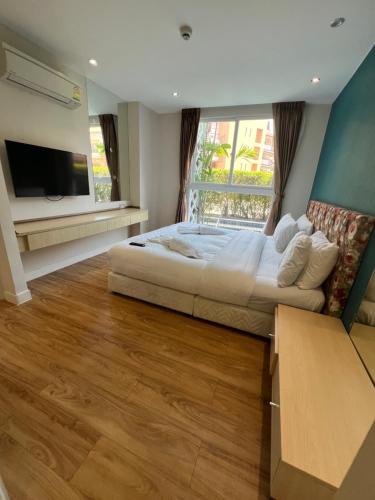 Grande Caribbean Condo by Somphong