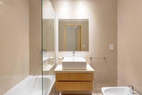 One-Bedroom Apartment image 2