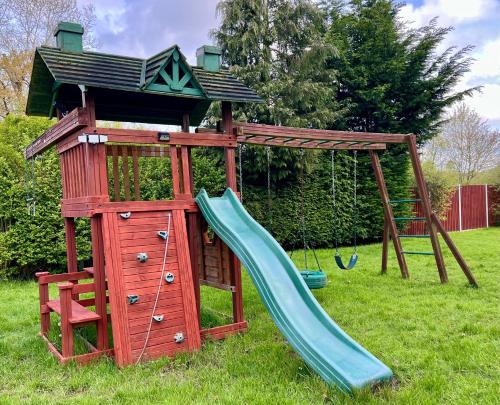 Relaxing Stay at Stratford-upon-Avon 4BR Family Mansion on 1 acre with Swim Spa, Gym & BBQ in Beaudesert