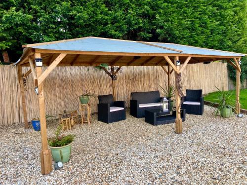 Relaxing Stay at Stratford-upon-Avon 4BR Family Mansion on 1 acre with Swim Spa, Gym & BBQ in Beaudesert