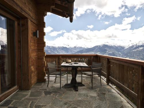 balkon/terras, LeCrans Hotel & Spa in Crans Montana