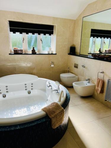 Stratford 4 BR Family Mansion with Pool, Gym  BBQ in Beaudesert