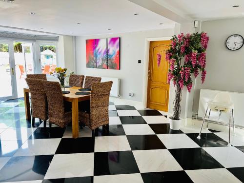 Relaxing Stay at Stratford-upon-Avon 4BR Family Mansion on 1 acre with Swim Spa, Gym & BBQ in Beaudesert