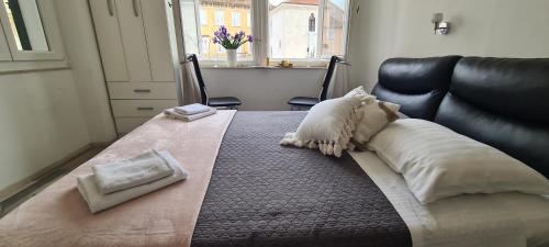 Old Square view apartment - image 2