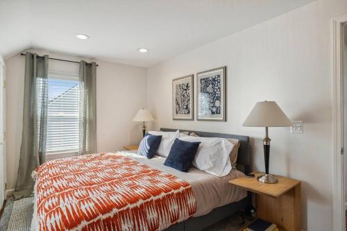 Vibrant and Spacious 4bd Home 5 Mins to DT Royal Oak in Royal Oak, USA