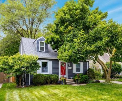 Vibrant and Spacious 4bd Home 5 Mins to DT Royal Oak in Royal Oak, USA