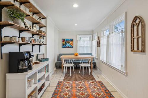Vibrant and Spacious 4bd Home 5 Mins to DT Royal Oak in Royal Oak, USA