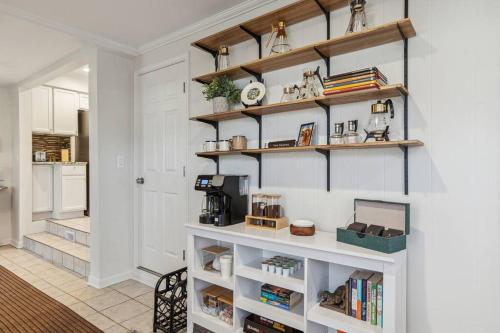 Vibrant and Spacious 4bd Home 5 Mins to DT Royal Oak in Royal Oak, USA