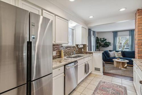 Vibrant and Spacious 4bd Home 5 Mins to DT Royal Oak in Royal Oak, USA