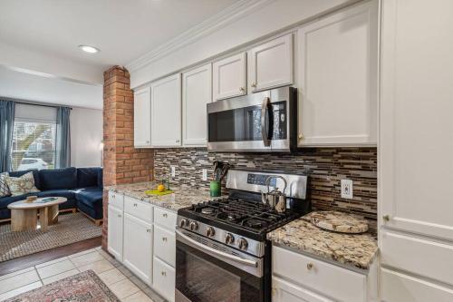 Vibrant and Spacious 4bd Home 5 Mins to DT Royal Oak in Royal Oak, USA