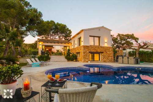 Villa Los Roques by Abahana Villas