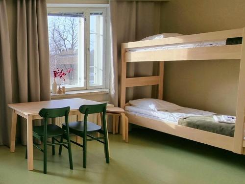 2 twin beds, 2 bunk beds