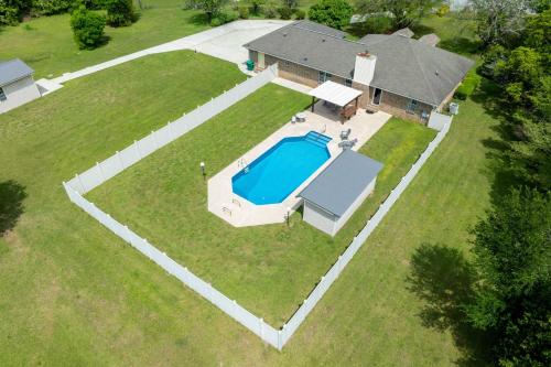 Perry Family Home on 2 Acres with Private Pool