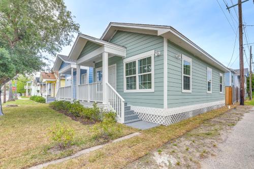Bright Galveston Vacation Rental Walk to Beach! in Galveston, USA