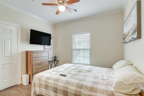 Bright Galveston Vacation Rental Walk to Beach! in Galveston, USA