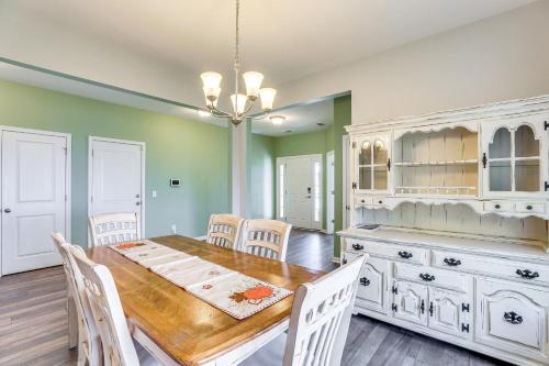 Pet-Friendly Ladson Home 23 Mi to Charleston!